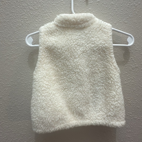 Old Navy Baby‎ Girl 3-6 Months White Ivory Plush Sleeveless Vest - Picture 3 of 3